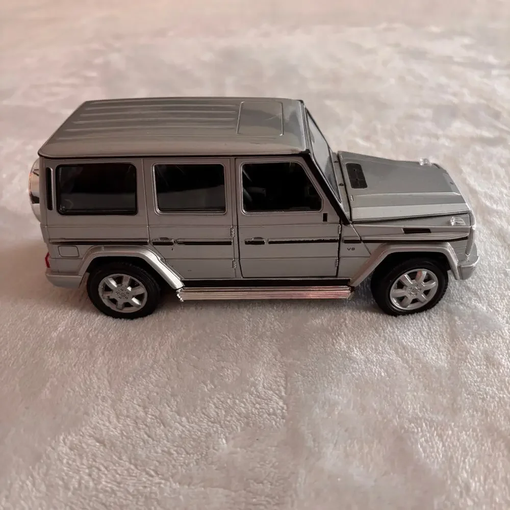 Welly 2016 Mercedes G-Wagen 1/24 Diecast Silver G-Class Wagon SUV *Part Missing*